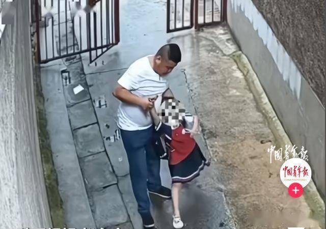 太恶心！娄底男子强拖女童还想贿赂大爷15天拘留改判刑事责任